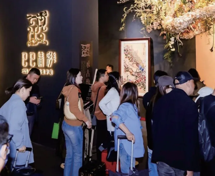The exhibition showcased the masterpieces of many national-level intangible cultural heritage inheritors, masters of Chinese ars and crafts, and craftsmen from major countries. Through the brilliant works they produced, the exhibition conveyed extraordinar charm of traditional Chinese furniture craftsmanship.